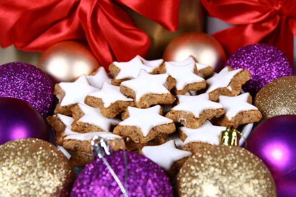 クリスマスのクッキーとボール — ストック写真