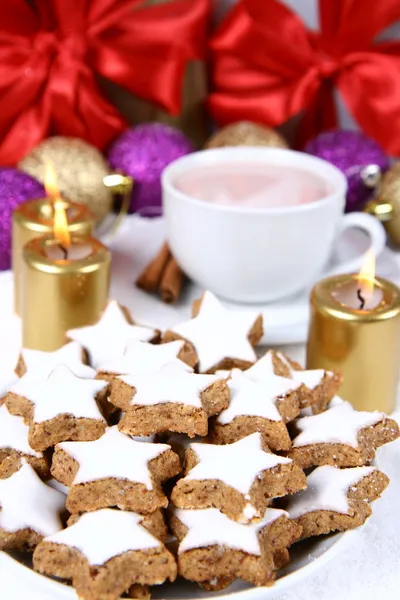 Noel kurabiyeleri ve sıcak kakao bir fincan — Stok fotoğraf