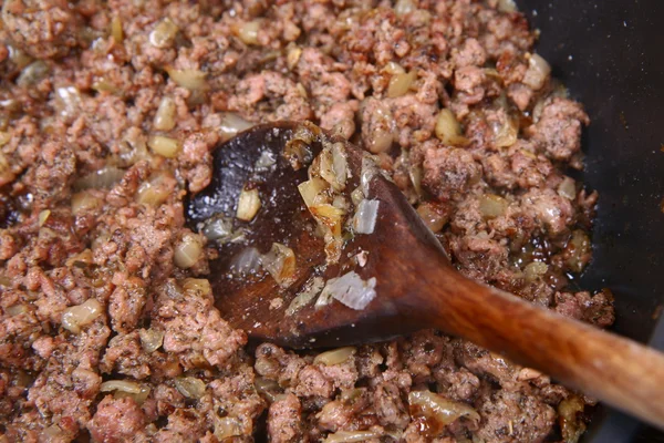 牛挽肉と揚げたタマネギ — ストック写真