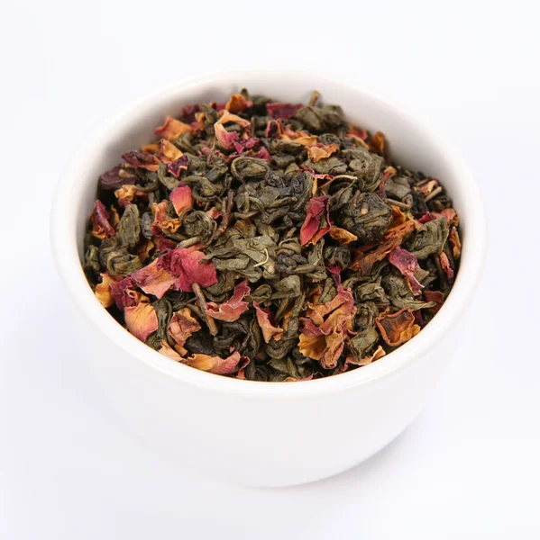 Miska wypełniona liści suszonych zielonej herbaty — Zdjęcie stockowe