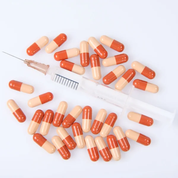 Syringe and pills — Stock Photo, Image