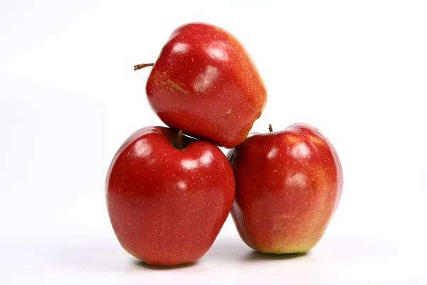 Tre röda äpplen — Stockfoto