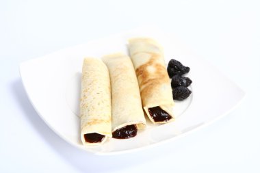 Erik reçeli ile doldurulmuş krep