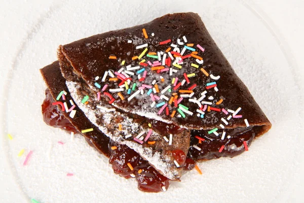 Schokoladenpfannkuchen mit Erdbeermarmelade — Stockfoto