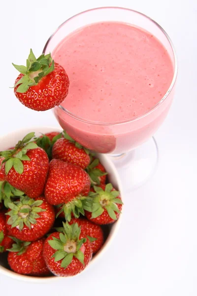 Des fraises dans un bol et un shake aux fraises — Photo