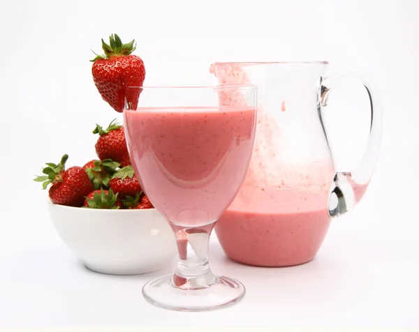 Strawberry shake and strawberries — Stock Photo, Image
