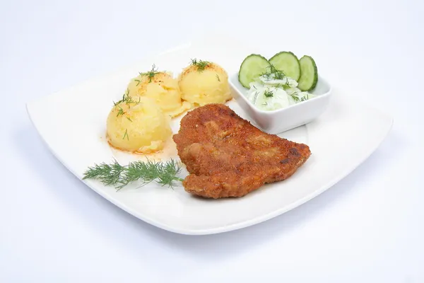 Costeleta de porco, batatas e salada de pepino — Fotografia de Stock
