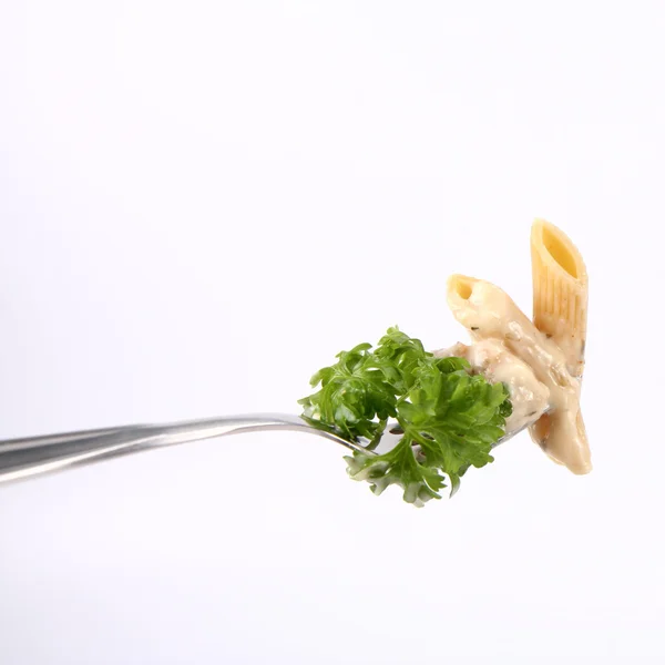 Penne con salsa blanca en un tenedor — Foto de Stock