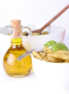 Penne pesto ve zeytinyağı ile