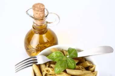 Penne pesto ve zeytinyağı ile