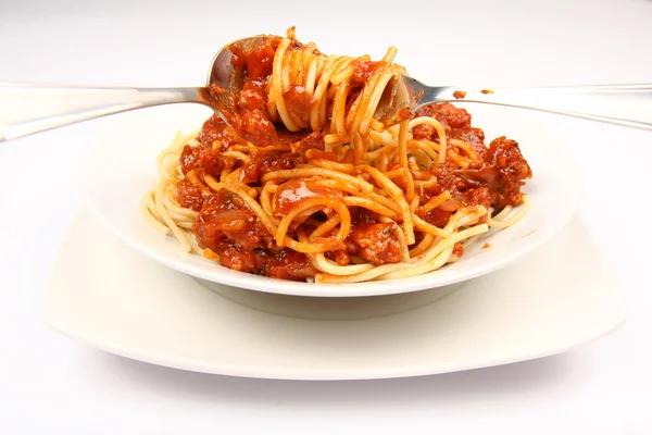 Espaguetis boloñeses en un plato que se come —  Fotos de Stock