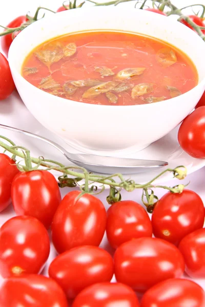 Sopa de tomate con hojas de albahaca — Foto de Stock