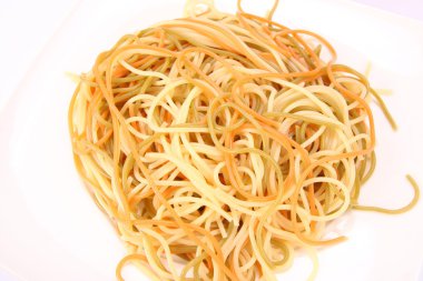 Renkli spagetti