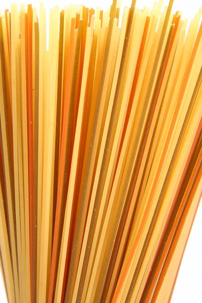 Ruwe kleurrijke spaghetti — Stockfoto