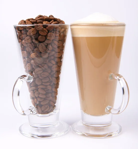 Caffe Latte und Kaffeebohnen — Stockfoto