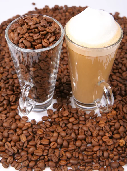Caffe Latte und Kaffeebohnen — Stockfoto