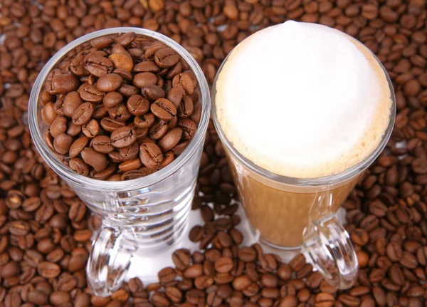 Caffe sütlü kahve ve kahve çekirdekleri — Stok fotoğraf