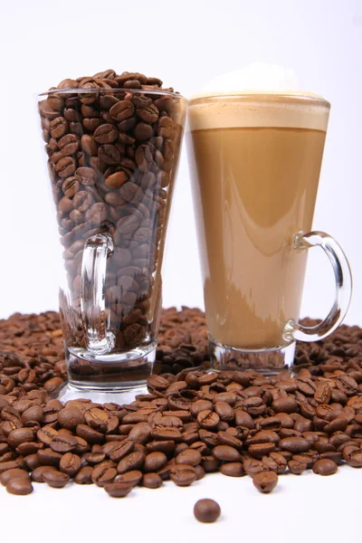 Café com leite e grãos de café — Fotografia de Stock