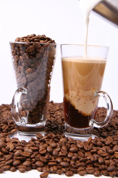 Elaboración de café con leche y granos de café — Foto de Stock