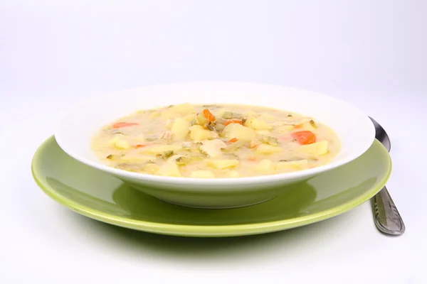Маринованный огуречный суп — стоковое фото