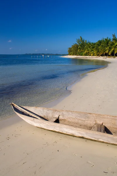 Canoa sulla spiaggia — Foto Stock