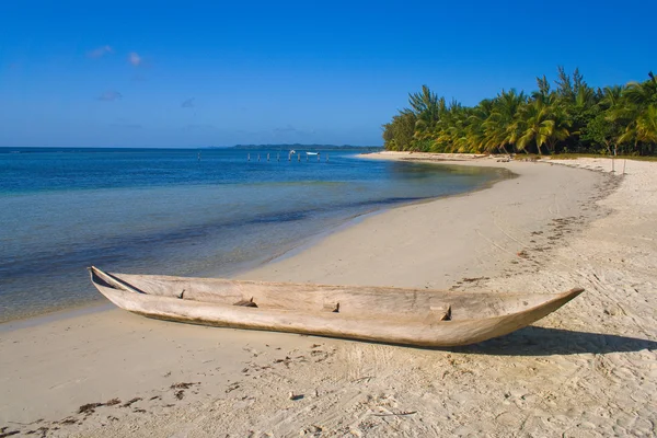 Canoa sulla spiaggia — Foto Stock