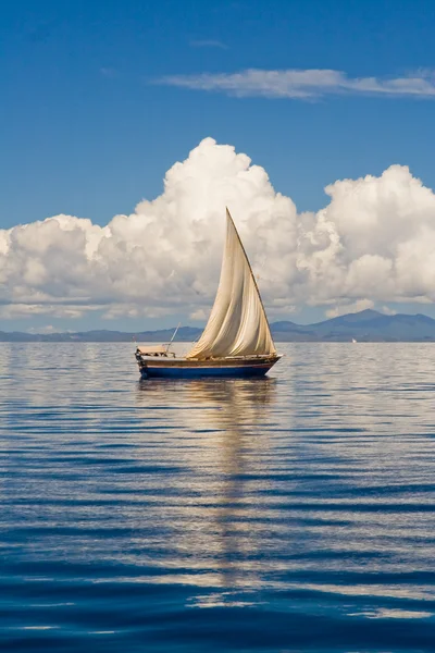 Meer und Segelboot — Stockfoto