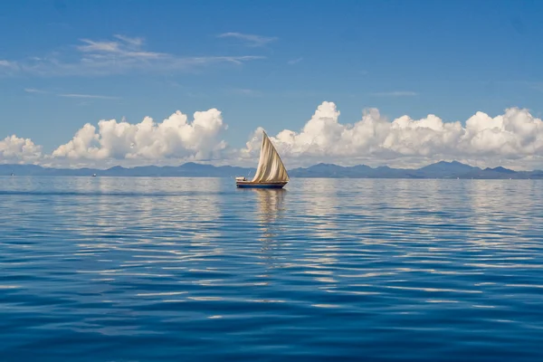 Море і парусника — стокове фото