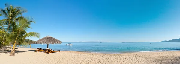 Tropisches Strandpanorama lizenzfreie Stockbilder