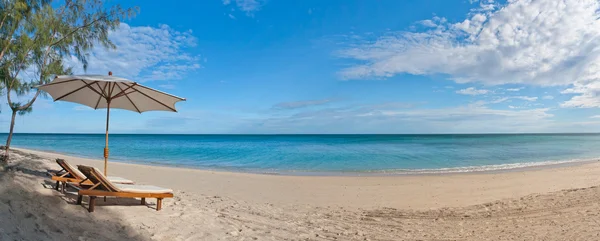 Espreguiçadeiras na praia — Fotografia de Stock