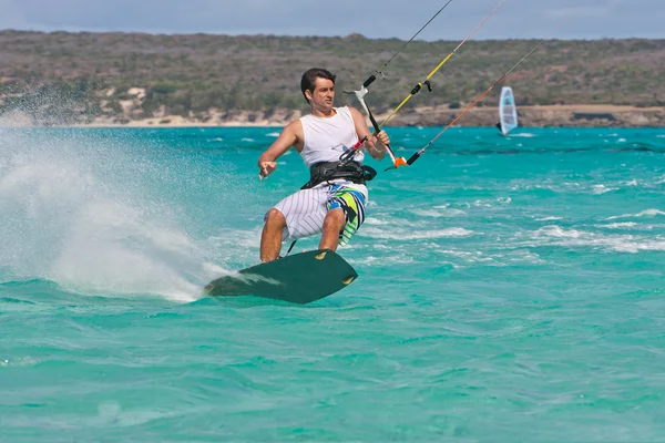 Kitesurfing w lagunie — Zdjęcie stockowe