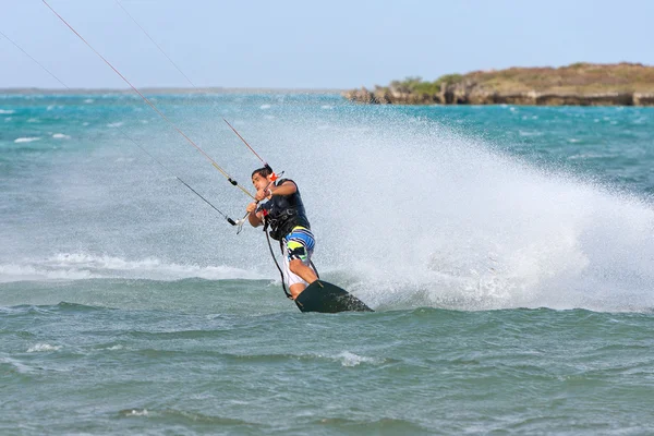 Kitesurfing w lagunie — Zdjęcie stockowe
