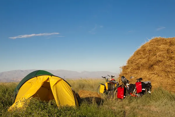 Две палатки и два велосипеда — стоковое фото