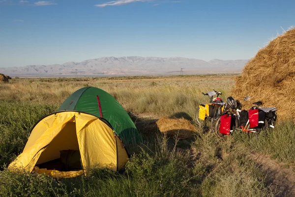 Палатки на лугу — стоковое фото
