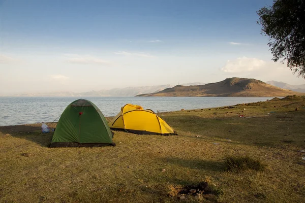 Van Gölü üzerinde iki çadır — Stok fotoğraf