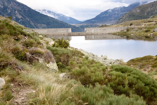 Liten sjö i Pyrenéerna — Stockfoto