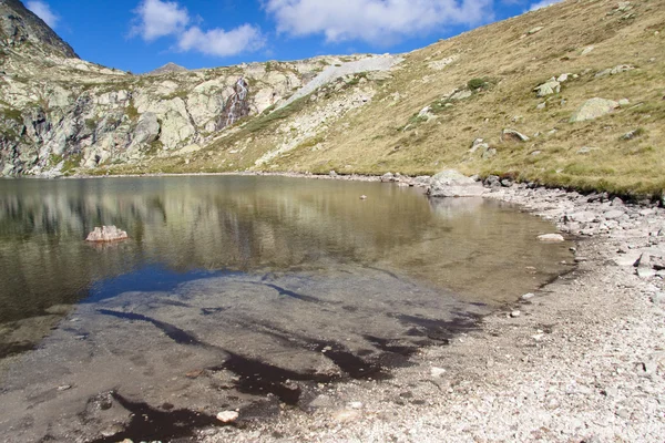 Jezioro w Pirenejach — Zdjęcie stockowe