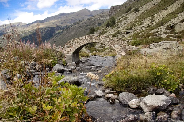 Маленький каменный мост — стоковое фото