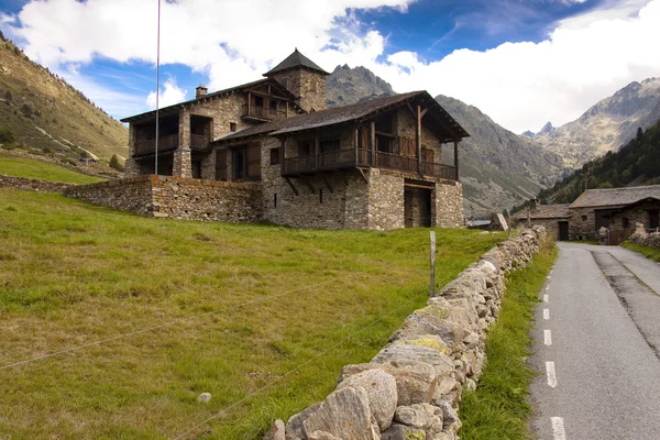 Dom kamieniste - Pireneje — Zdjęcie stockowe