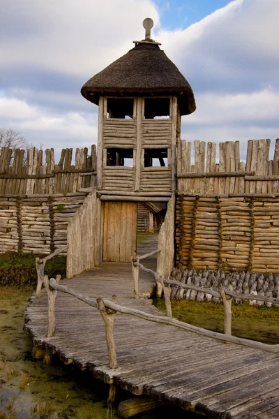 Parede e torre de madeira — Fotografia de Stock