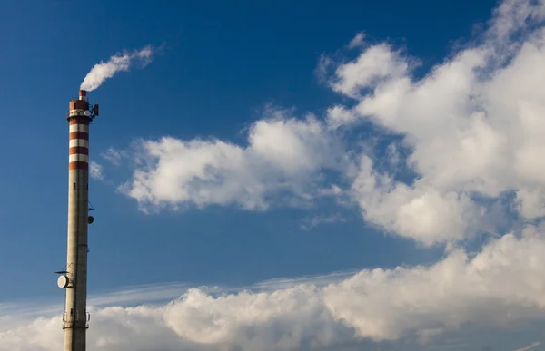 Дымоход и голубое небо — стоковое фото