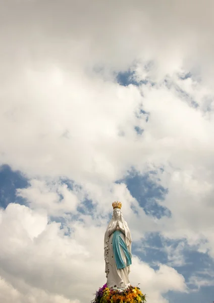 Gran figura de la Virgen en Lourdes — Foto de Stock