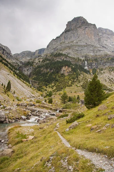 Kanyon anisclo dağ yolunda — Stok fotoğraf