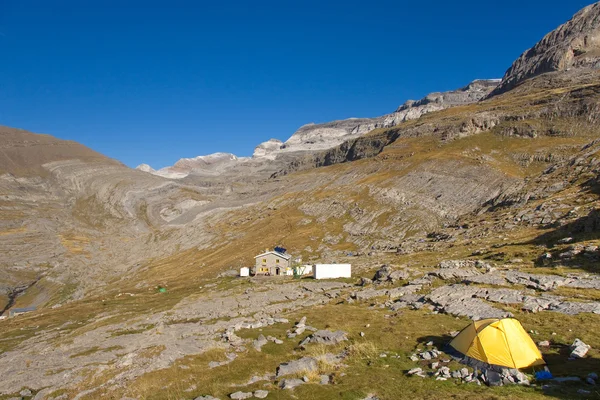 Tenda gialla e rifugio Goriz — Foto Stock