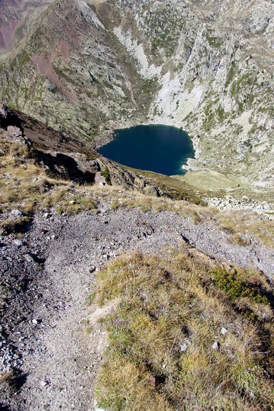Гірський шлях до озера . — стокове фото