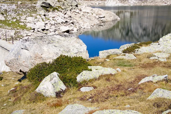 Озеро в Национальном парке Айгестортес — стоковое фото