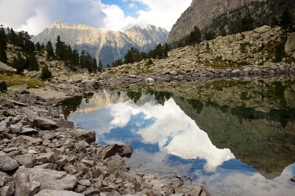 Skönhet reflektion - Aigüestortes nationalpark — Stockfoto
