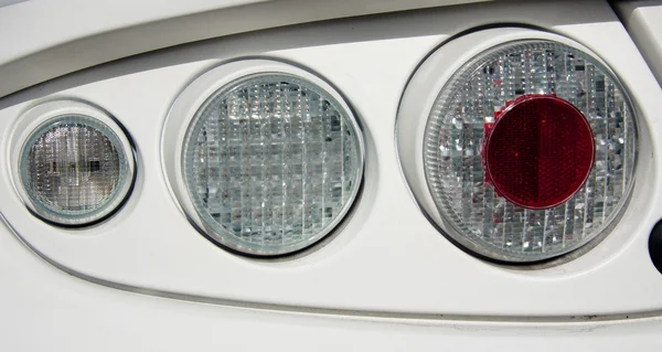 Beyaz araba ve ışık — Stok fotoğraf