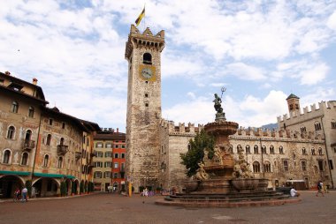 torre civica, tren ile Piazza duomo