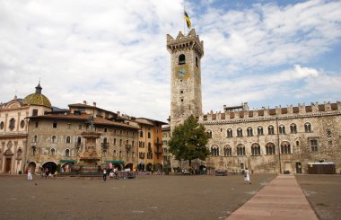 torre civica, tren ile Piazza duomo